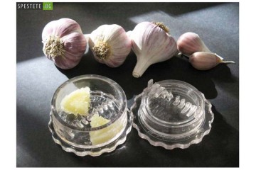 Многофункционална изтисквачка-трошачка за чесън Garlic Twist Многофункционална изтисквачка-трошачка за чесън Garlic Twist